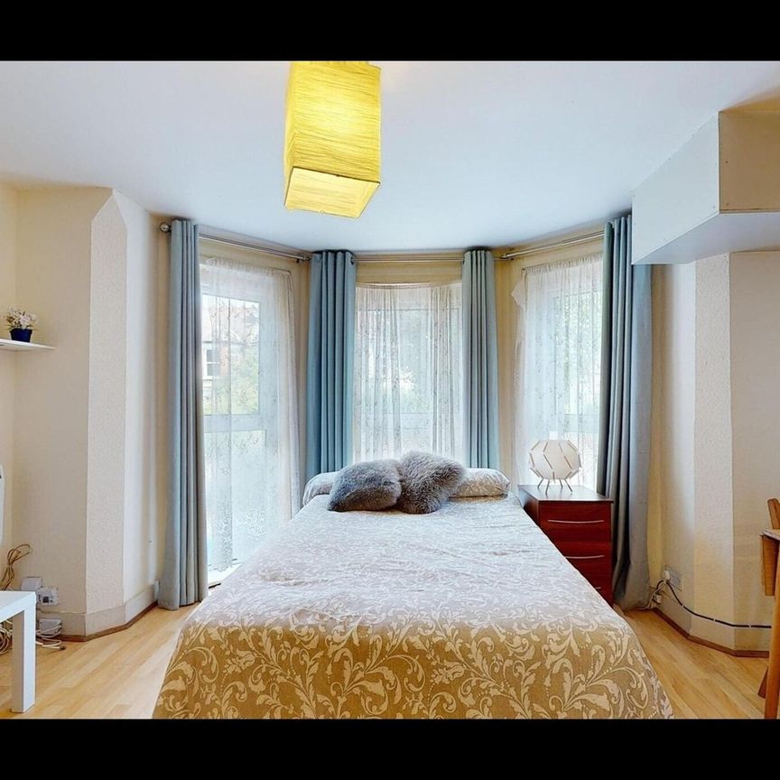 Studio Flat, Grove Road, N12 - Photo 1