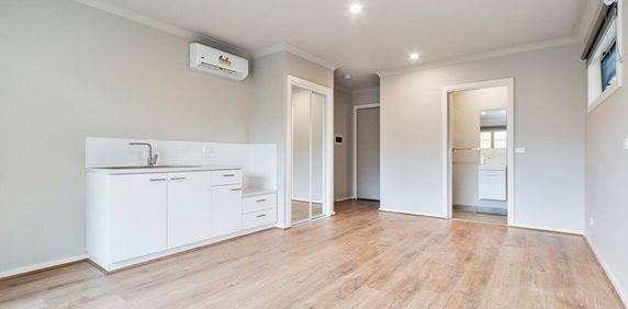 Charming Studio in Vibrant Frankston - Photo 2