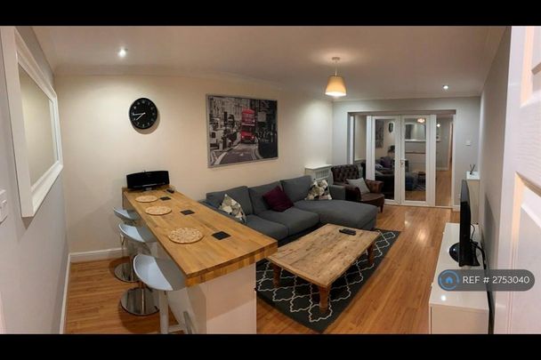 1 bedroom in a house share to rent - Photo 1