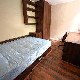 5 bedroom House in Langdale Gardens, Leeds - Photo 1