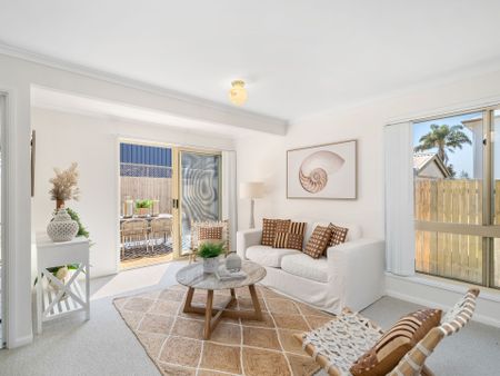 Northeast Light & Ocean Air – Stylish Townhouse in Prime Coastal Location - Photo 3