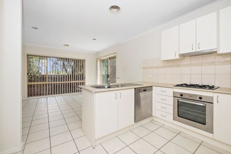 Charming Three Bedroom Unit in Prime Langwarrin Location - Photo 4