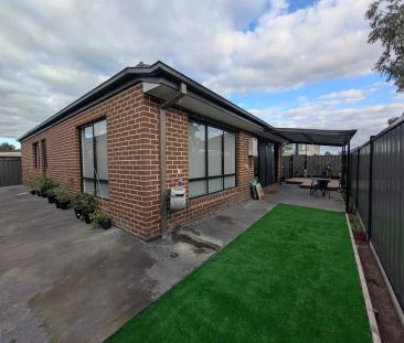 24 Whitfield Crescent, Craigieburn VIC 3064 - Photo 2