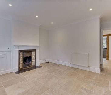 A charming characterful 2 bedroom cottage in a central and sought a... - Photo 2