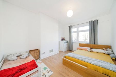 4 bedroom end of terrace house to rent - Photo 4