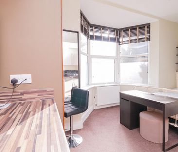 1 bedroom in a house share to rent - Photo 4