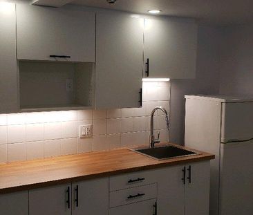 2 1/2 Chauffé, Éclairé, Semi-Meublé. WI-FI($) - Photo 2