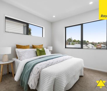 Elegant Three-Level Townhouse with Stunning Views in West Harbour - Photo 5