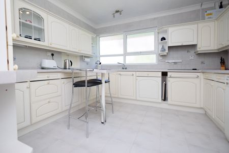 3 bed flat to rent in Westminster Road, Poole, BH13 - Photo 4