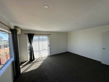 Brick & Tile Duplex in Popular New Lynn - Photo 3