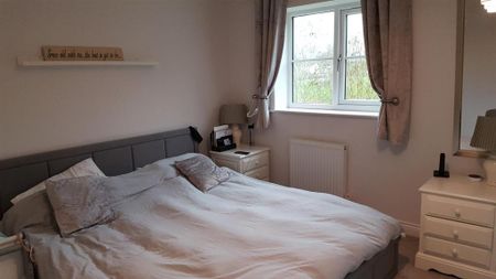 4 bedroom semi-detached house to rent - Photo 2