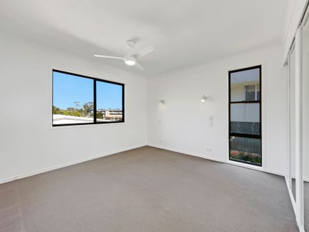 Refurbished Centrally Located Two Bedroom Duplex - Photo 3