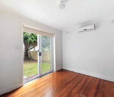 Spacious Ground-Floor One-Bedroom Apartment with Massive Courtyard! - Photo 3