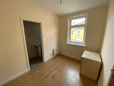 Flat to rent on - Photo 3