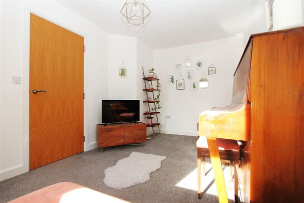Holts Crest Way, Leeds City Centre, LS12 2AH - Photo 1