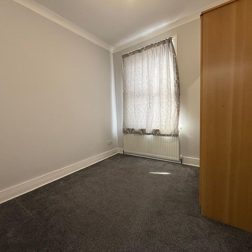 2 Bed Flat, Park Road, IG1 - Photo 1