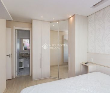 Apartamento com 2 quartos e 69m² para alugar em Passo da Areia, Por... - Photo 1