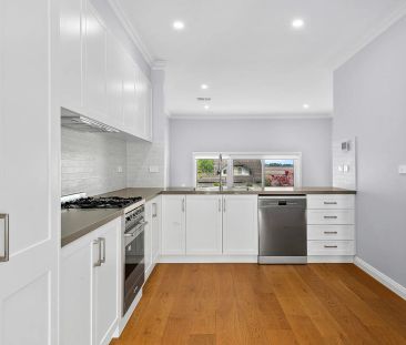 Contemporary Bowral Townhome with Picture Perfect Views! - Photo 2