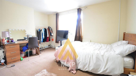 4 bedroom terraced house to rent - Photo 5