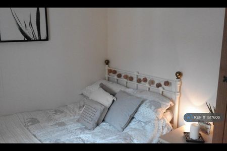 3 bedroom flat to rent - Photo 2