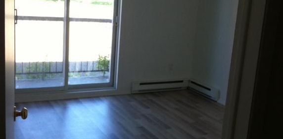 Grand 4 1/2 impeccable 1er étage à louer - Photo 2