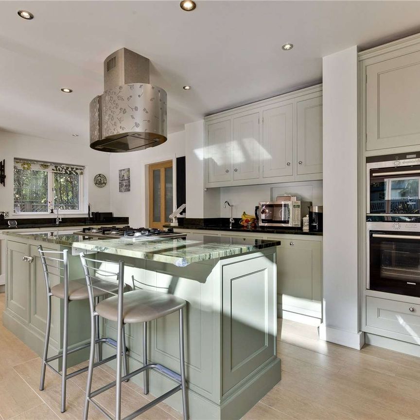 A beautifully presented five bedroom executive home in a most sought after location, minutes from the convenience of Esher high street. - Photo 1