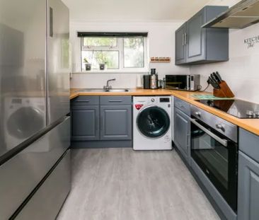 Broadfield 2 bedroom flat to rent - Photo 3