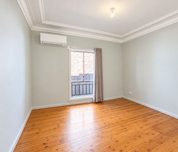 Spacious 4-Bedroom Home with Two Air Conditioners - Photo 3