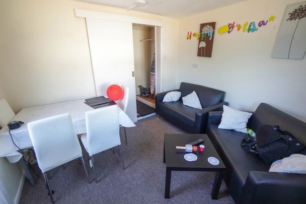 To Rent Stewart Road, Charminster, Bournemouth, BH8 £2,600 pcm Tenancy Info - Photo 1