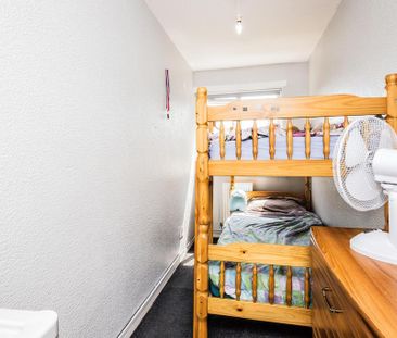 3 bedroom end of terrace house to rent - Photo 2