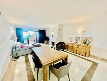 2 bedroom luxury Apartment for rent in Benahavís, Spain - Photo 2