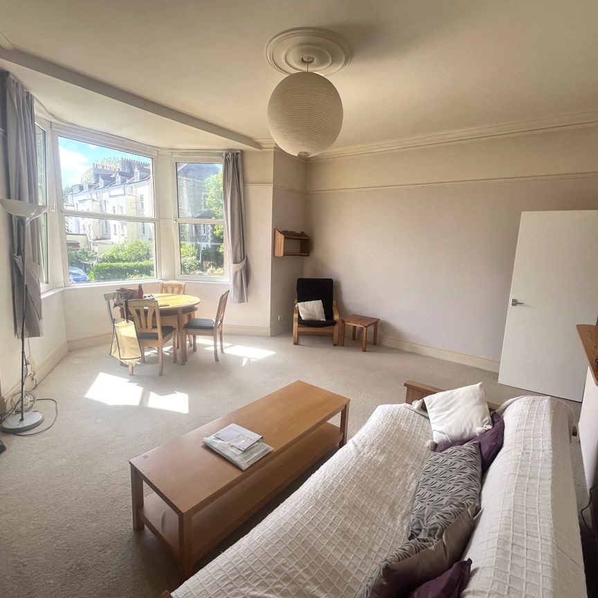 A Fantastic Two bedroom flat on the First Floor offered part furnished. - Photo 1