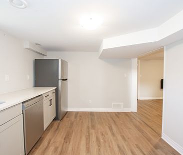 **SPACIOUS** 1 BEDROOM LOWER UNIT IN WELLAND!! - Photo 1