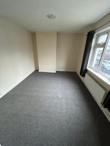 2 bedroom end of terrace house to rent - Photo 3