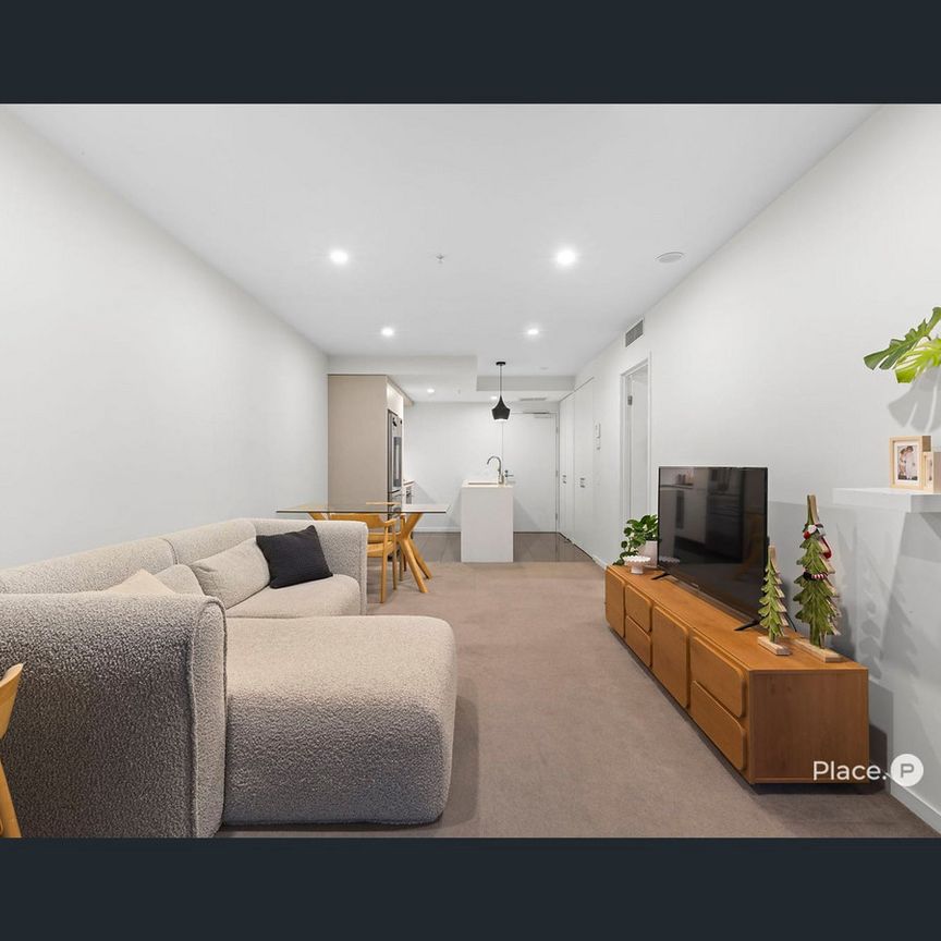 Elevated One-Bedroom Living with City Views in South Brisbane - Photo 1