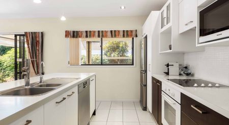 Low Maintenance Family Home - Owner will contribute $500 to moving costs* - Photo 4