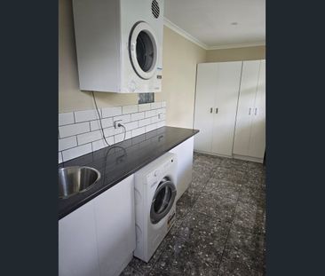 Water views and cosy living - Photo 2