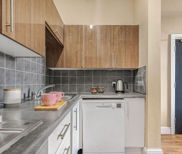 6 WINSTANLEY TERRACE Leeds - LS6 1DS - Photo 3