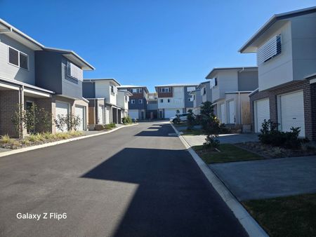 NEWSFLASH!! BRAND NEW, ULTRA MODERN, DECO DESIGNED, 3 BEDROOOMM TOWN HOME AVAILABLE TO RENT NOW!!"First 2 week's rent free" - Photo 5