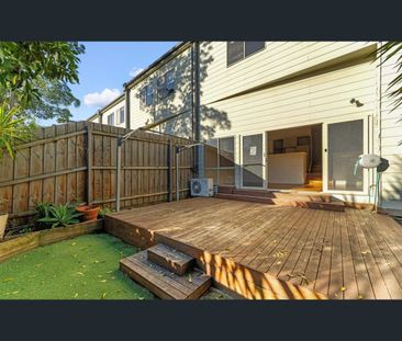 77 Coghlan St, Niddrie, Vic 3042 - Photo 2