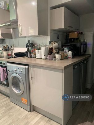 1 bedroom in a flat share to rent - Photo 1