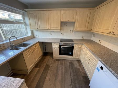 3 bedroom semi-detached house to rent - Photo 5