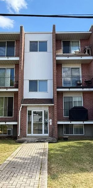 🏡 À LOUER – Grand 4½ à St-Constant 📍 Rue Lanctot | Disponible 1er août 💰 1 395 $ / mois - Photo 1