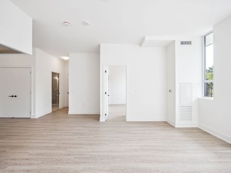 For Lease - 2075 King Road Unit# 104, King, Ontario - Photo 4