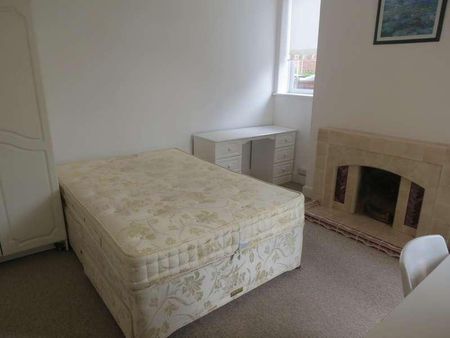 Bedroom House In Charminster, BH8 - Photo 3