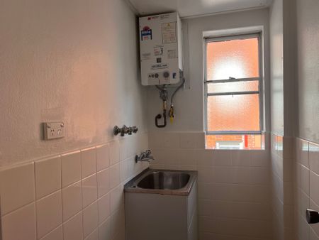 Peaceful parkside retreat with lock up garage & sunny aspect - Photo 3