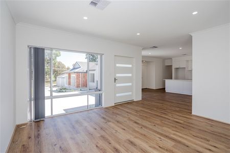 $1000/w 4x2 Maylands Morden living - Photo 2