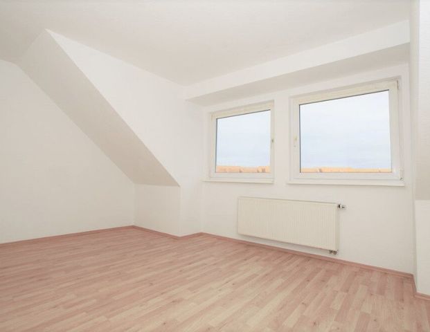 Gemütlichkeit im Dach- 2 Zimmer Wohnung mit Balkon und Dusche im Lindenplatz/Hermsdorf - Photo 1