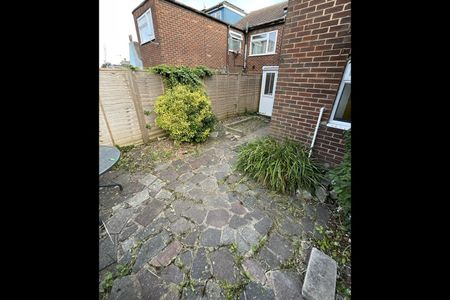 6 Bed Terraced House, Agnes Street, BN2 - Photo 3