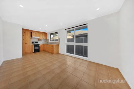 Affordable, spacious, Light filled family home in Epping - Photo 5